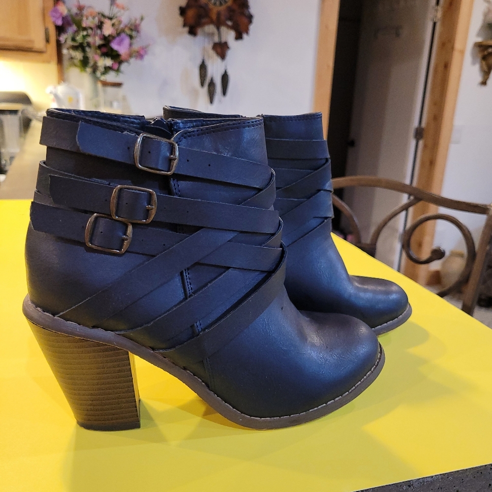 T G size 7.5 women's black ankle boots zip up.  Cork like soles